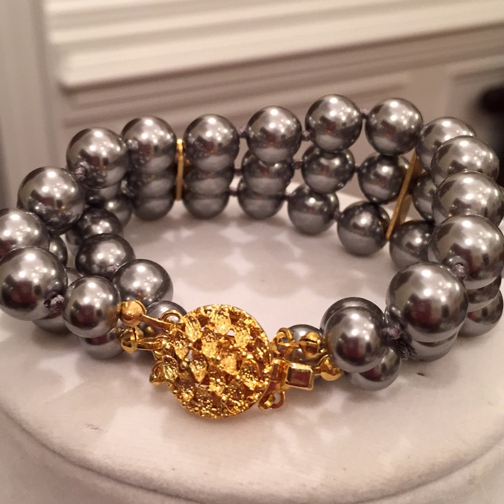 Glass pearl bracelet